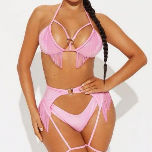 Traje de baño de dos piezas con cuello halter, espalda descubierta y abertura con borlas y recortes sexys