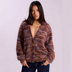 Cardigan long en peluche Maillard à col plongeant rétro et manches longues.