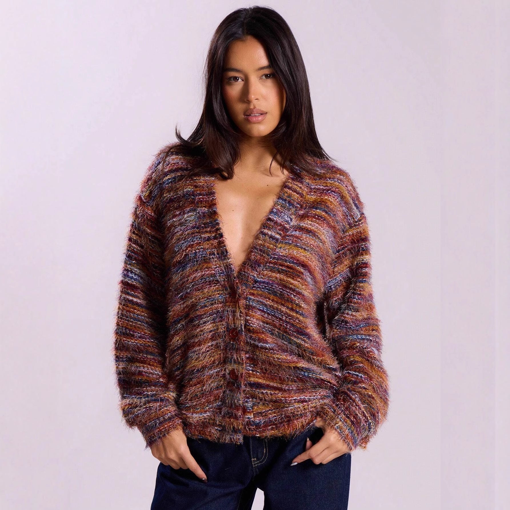 Cardigan long en peluche Maillard à col plongeant rétro et manches longues.