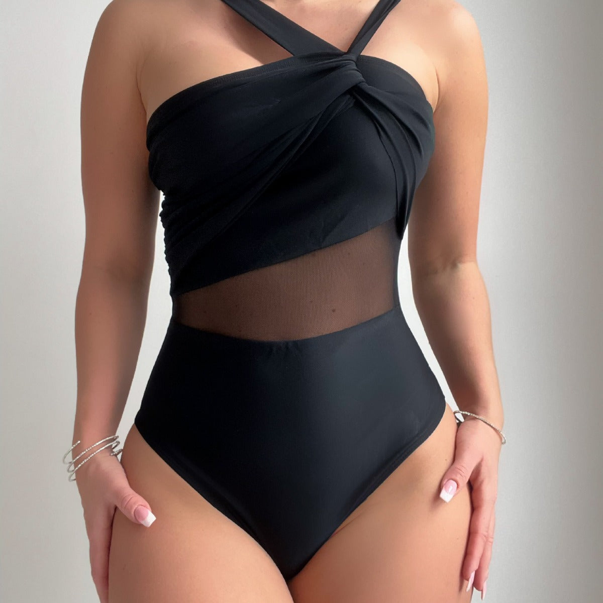 Traje de baño de una pieza con costura de malla, correa de hombro asimétrica irregular y color liso
