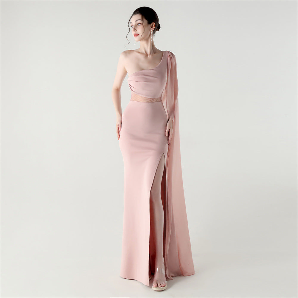 Robe de cocktail moulante en satin à bandoulière asymétrique et coutures apparentes.