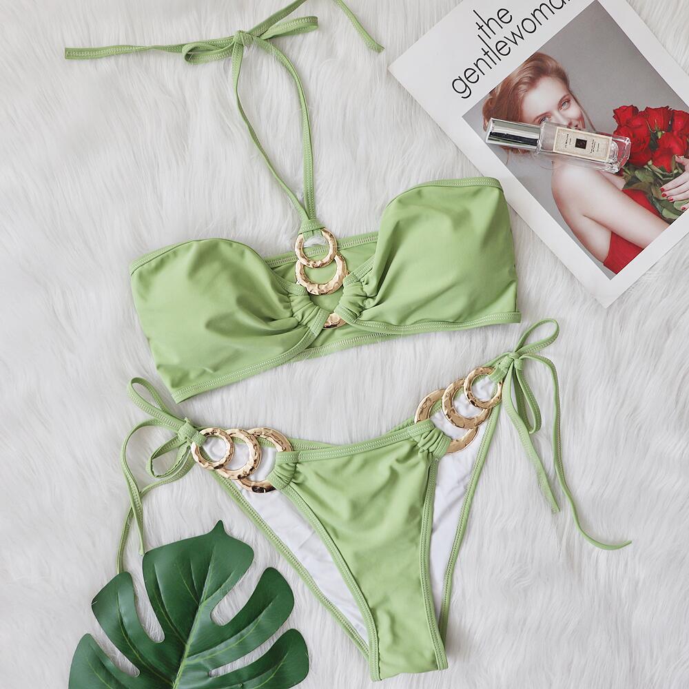 Nuevo traje de baño sexy con accesorios de metal, bikini con recortes ahuecados, top de tubo de color liso con tirantes, traje de baño para mujer
