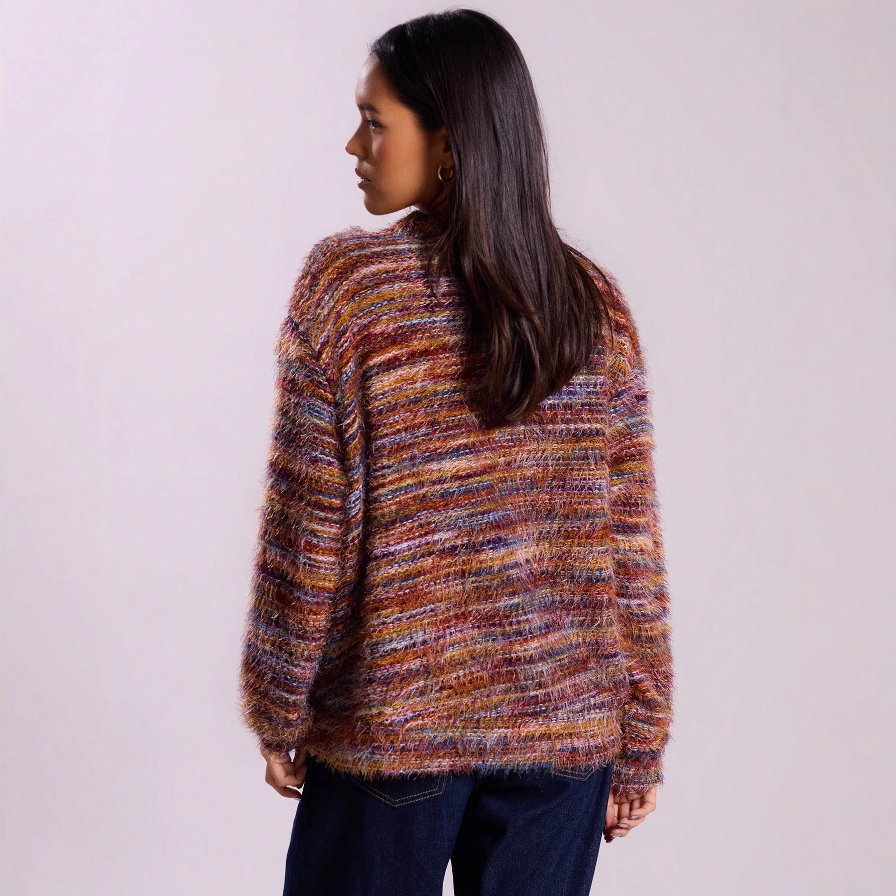 Cardigan long en peluche Maillard à col plongeant rétro et manches longues.