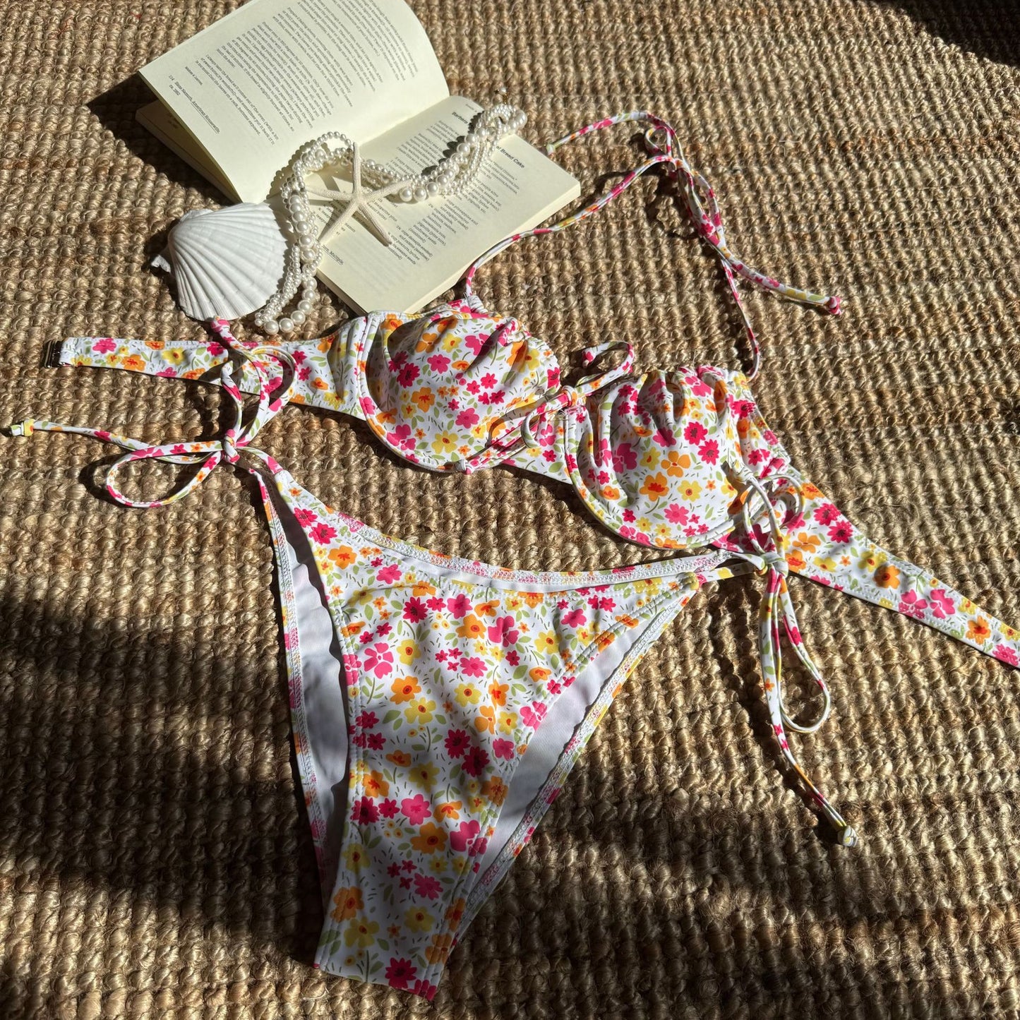 Bikini sexy con estampado floral fresco y banda dividida