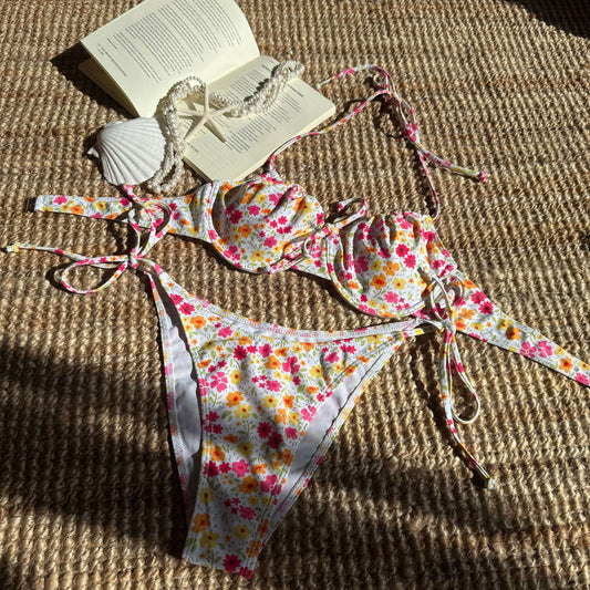 Bikini sexy con estampado floral fresco y banda dividida