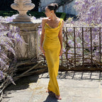 Robe de soirée élégante en satin dos nu avec poches bandoulière et col montant