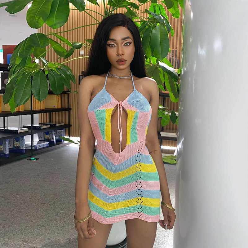 Robe courte sexy en laine pour femme, à rayures ondulées et couleurs contrastées, dos nu, décolleté ajouré, bretelles dos nu et découpes.