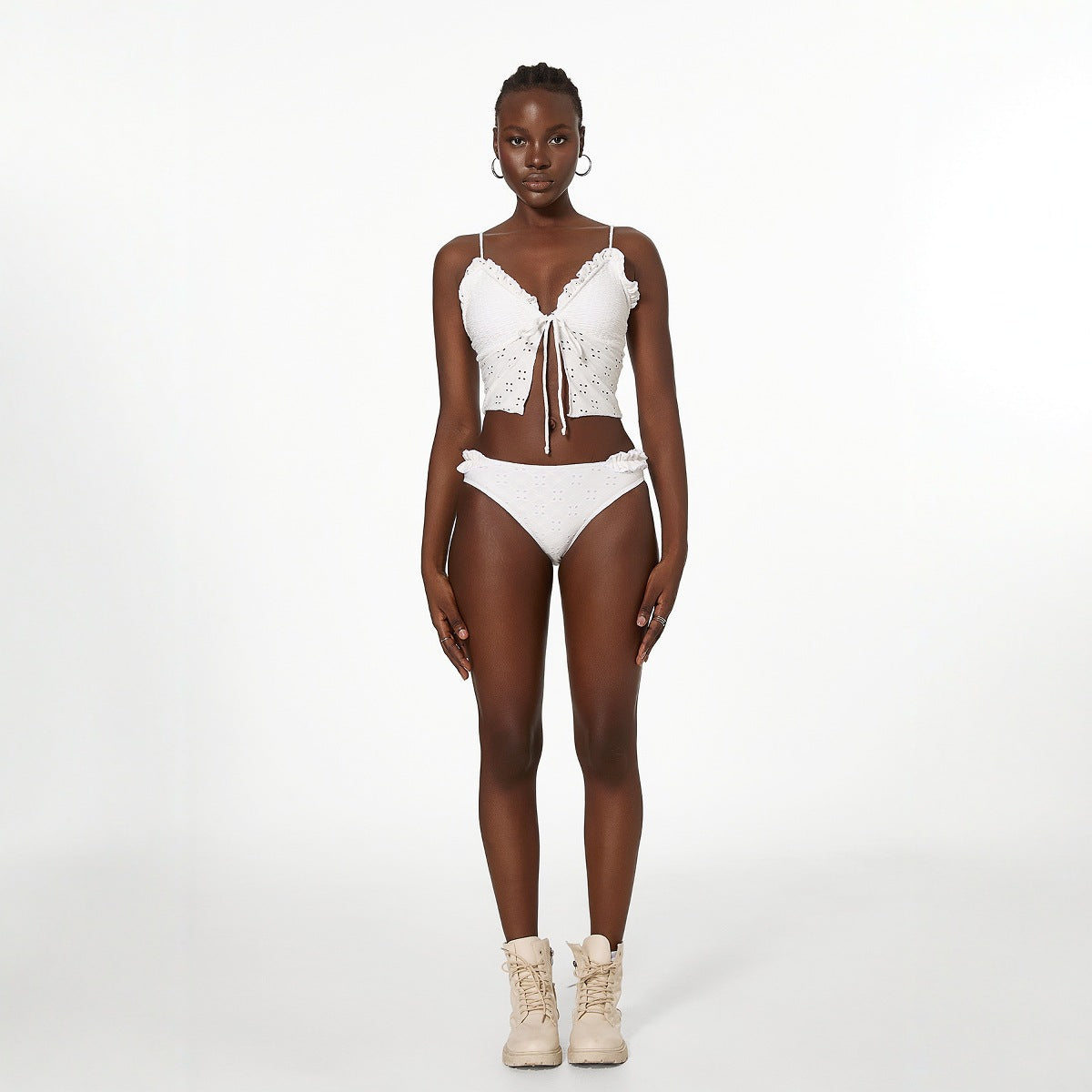 Traje de baño de bikini con parte superior de tubo y abertura con cordones de color liso.