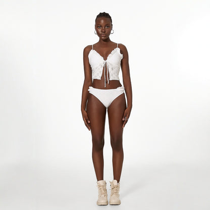 Traje de baño de bikini con parte superior de tubo y abertura con cordones de color liso.