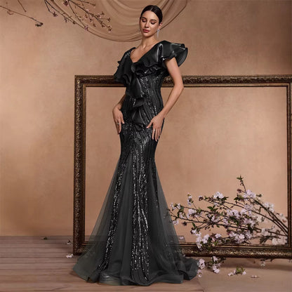 Robe de cocktail élégante à volants et sequins, dos nu, coupe sirène luxueuse, manches à volants, se terminant par un sac à dos. Idéale pour une soirée de remise de diplômes.