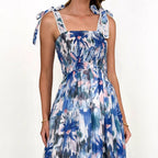Robe longue ample à imprimé floral, style printemps-été, avec bretelles smockées et taille élastiquée.