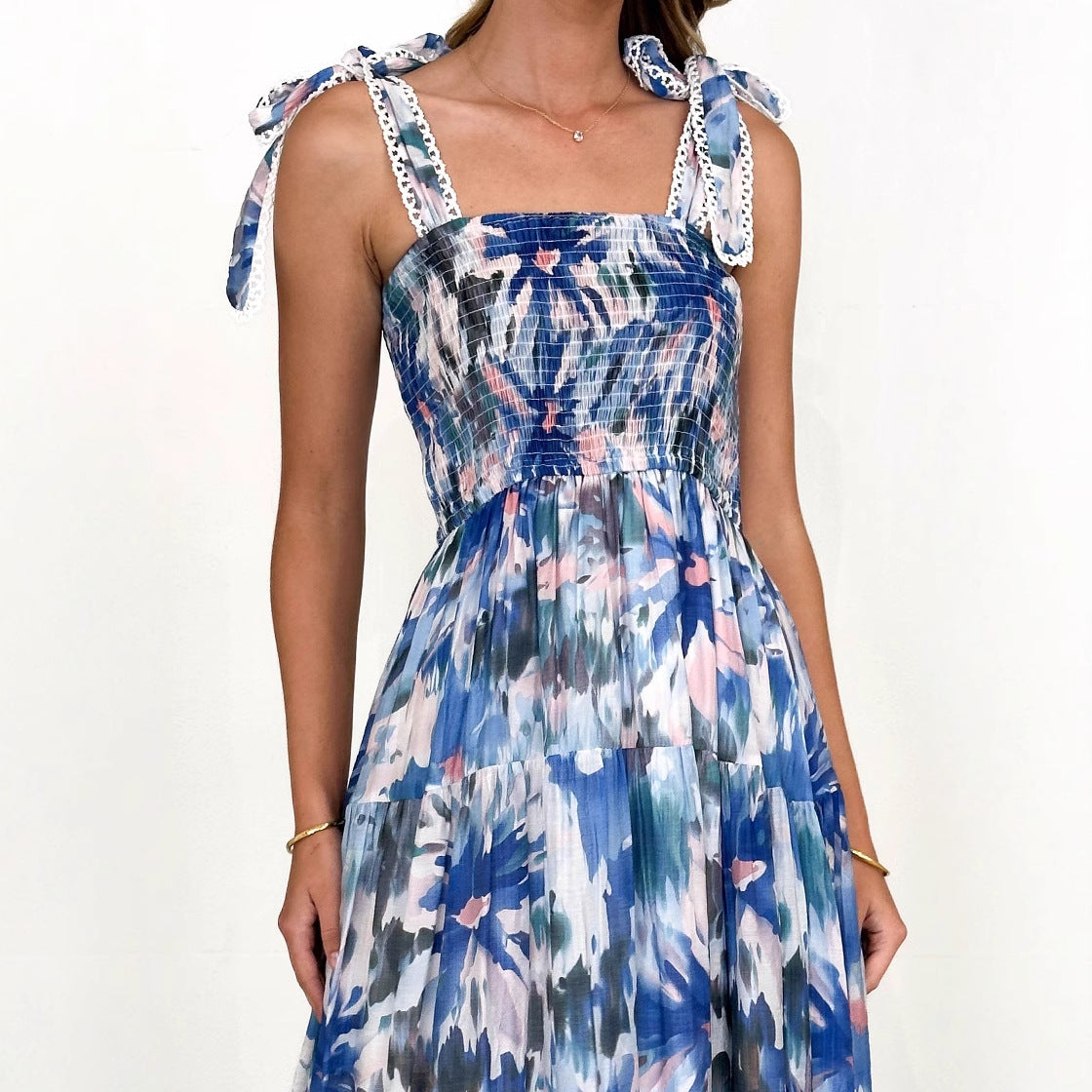 Robe longue ample à imprimé floral, style printemps-été, avec bretelles smockées et taille élastiquée.