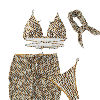 Traje de baño de tres piezas con tirantes y cordón ajustable.