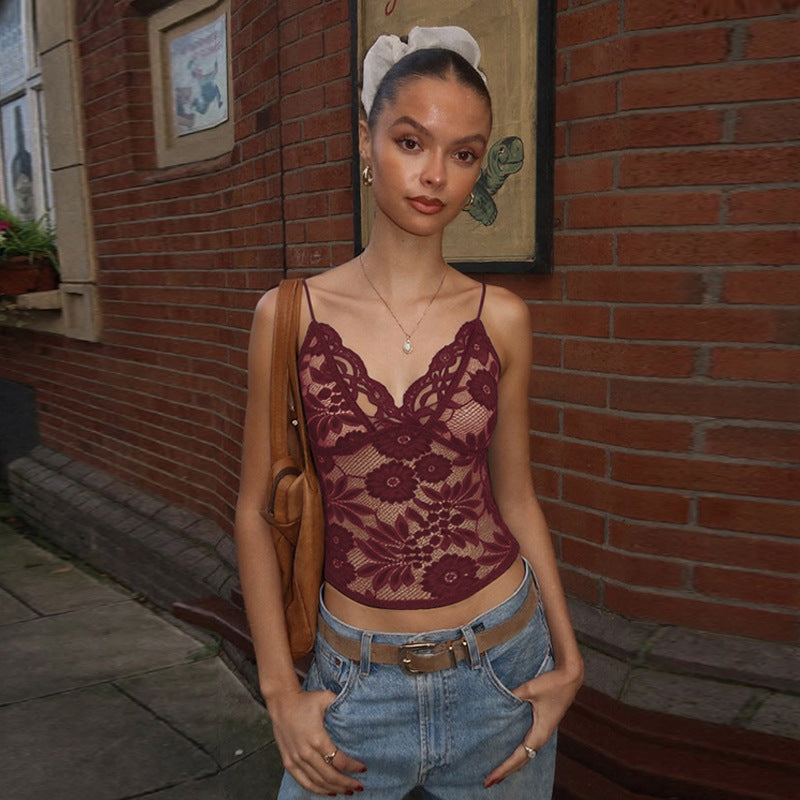 Débardeur bandeau sexy en dentelle transparente à fines bretelles, coupe ajustée et décolleté plongeant.