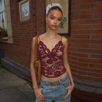 Débardeur bandeau sexy en dentelle transparente à fines bretelles, coupe ajustée et décolleté plongeant.