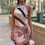 Ensemble deux pièces : haut dos nu en satin imprimé plage et jupe asymétrique.