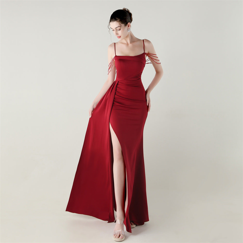 Robe de soirée bandeau en satin ornée de perles et de chaînes, style sirène, idéale pour un bal de mariage ou un dîner.