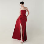 Robe de soirée bandeau en satin ornée de perles et de chaînes, style sirène, idéale pour un bal de mariage ou un dîner.