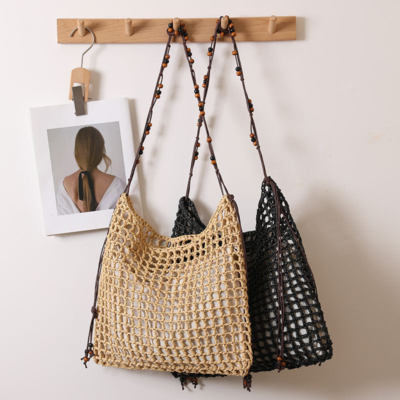 Bolso de paja tejido de verano con patrón de cordones, ideal para vacaciones en la playa. 