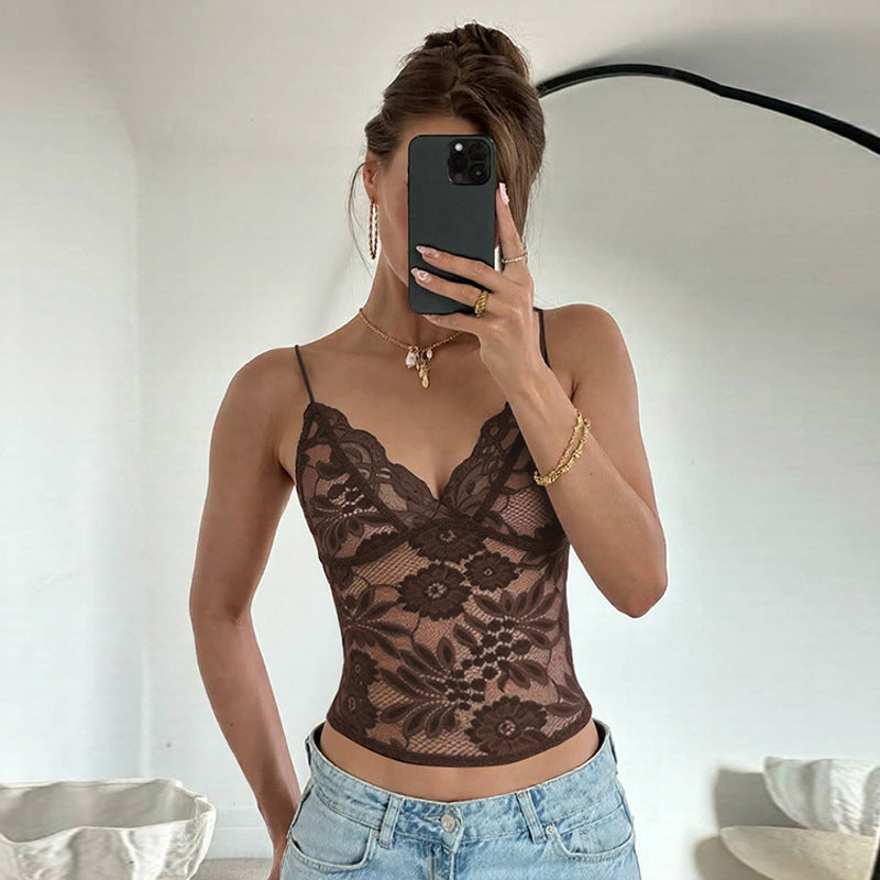 Débardeur bandeau sexy en dentelle transparente à fines bretelles, coupe ajustée et décolleté plongeant.