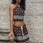 Conjunto de dos piezas formado por top y falda corta, cintura alta, cuello halter, espalda descubierta y estampado digital vintage sexy para mujer