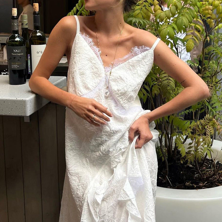 Robe sexy dos nu à ourlet asymétrique et coupe irrégulière, style français, ornée de dentelle et sans manches.