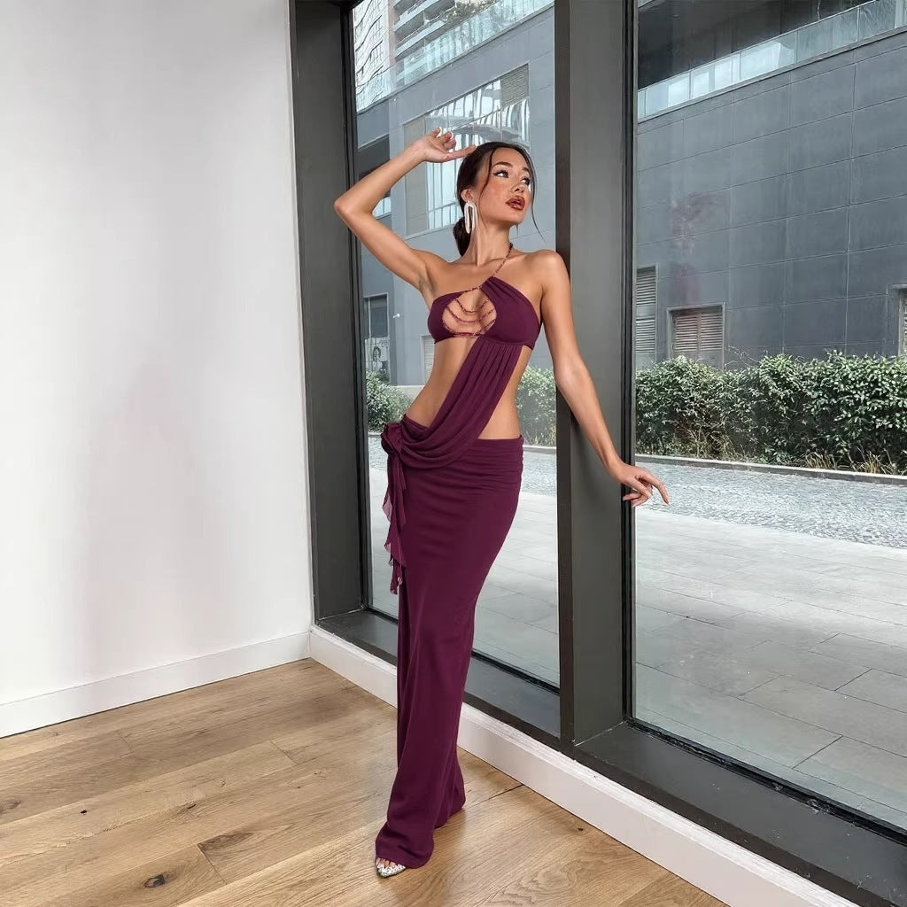 Ensemble court sexy, bandeau, collier de perles, robe florale à bretelle asymétrique