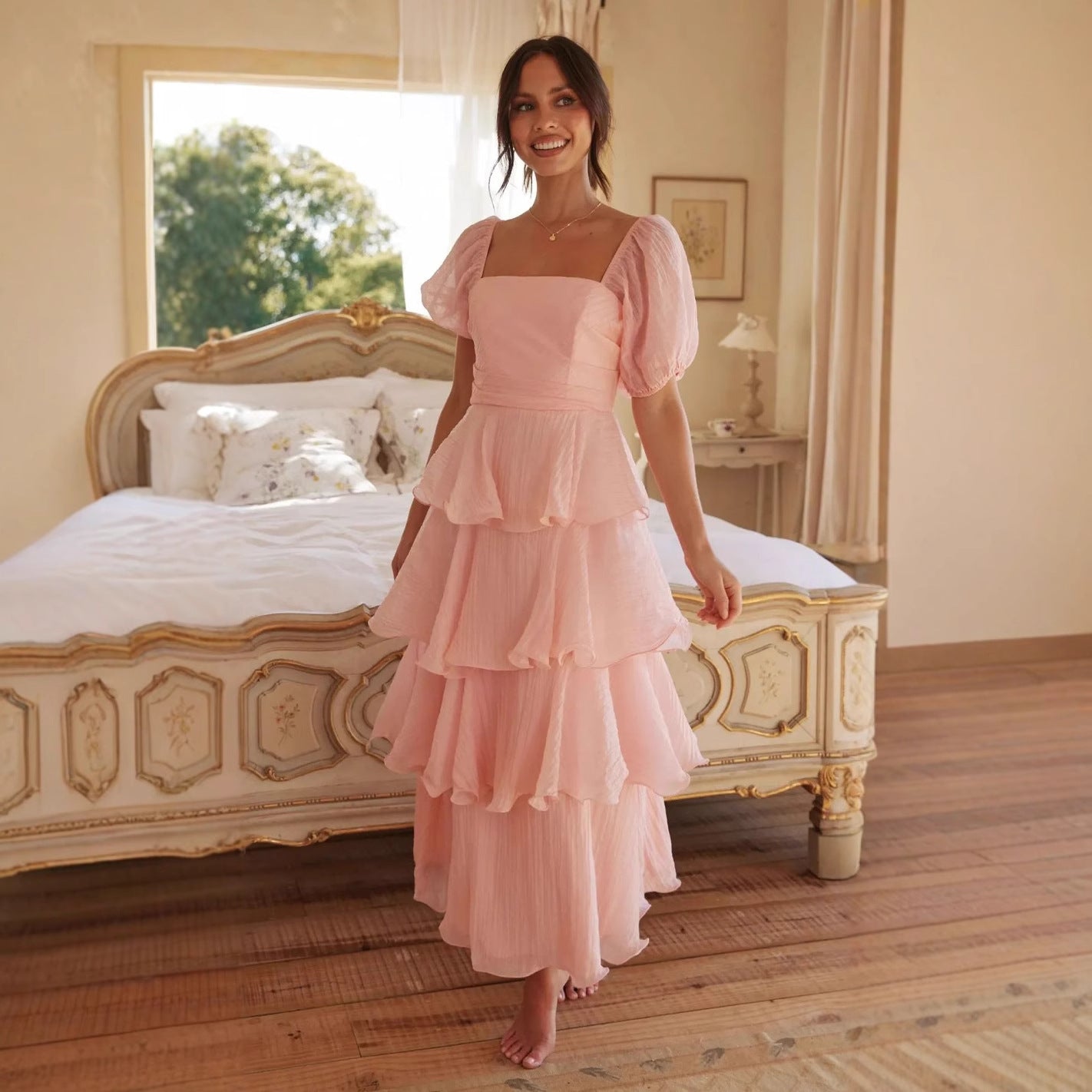 Vestido largo de espalda descubierta con mangas abullonadas y volantes