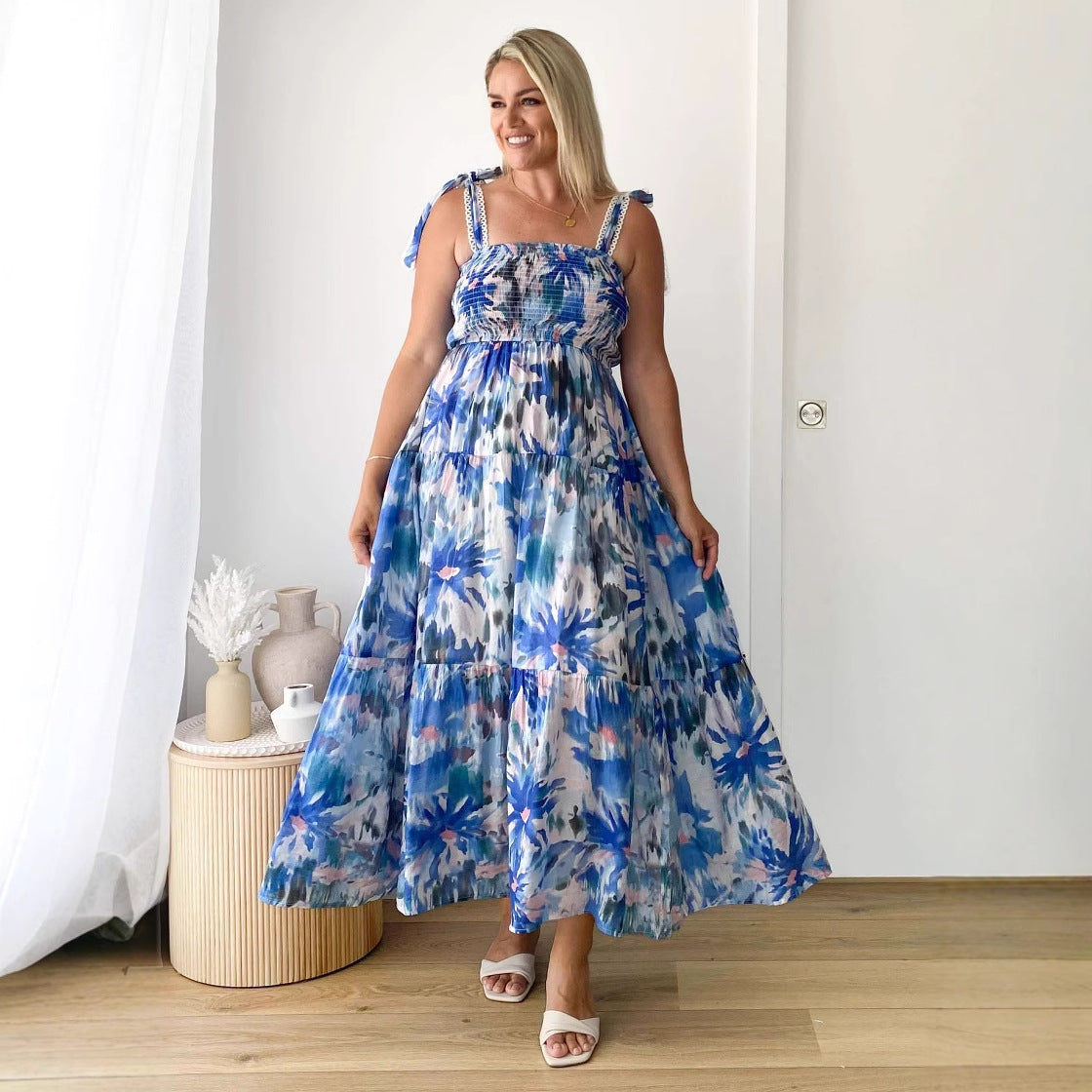 Robe longue ample à imprimé floral, style printemps-été, avec bretelles smockées et taille élastiquée.