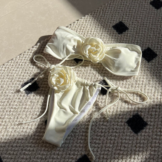 Traje de baño bikini con abertura y tirantes finos en color rosa liso