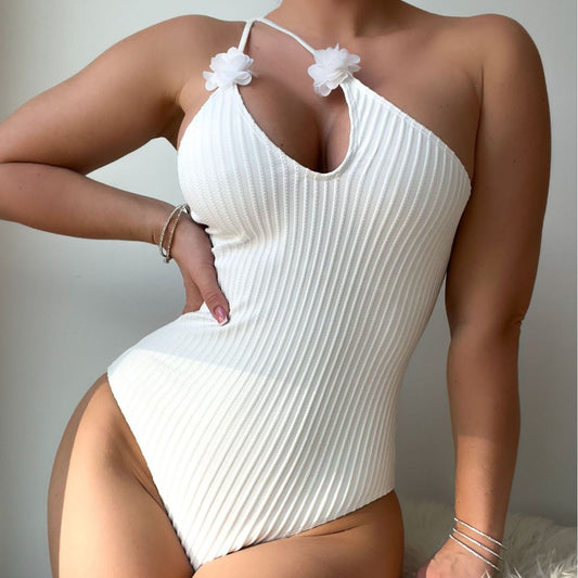 Traje de baño de una pieza de color sólido con estampado floral pequeño y tejido especial. Bikini.