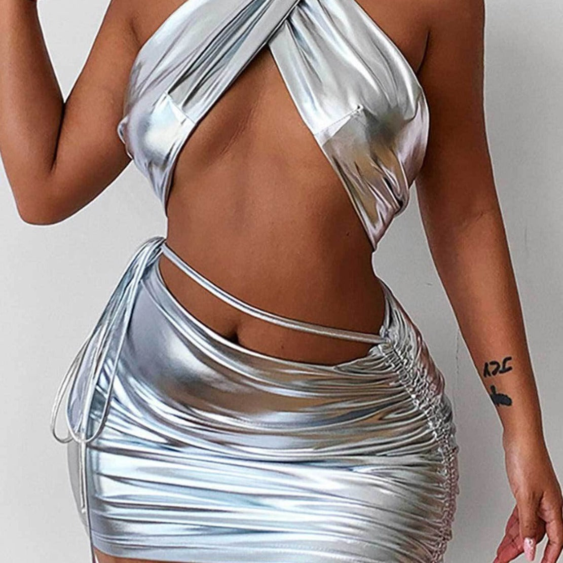 Traje de baño de tres piezas con cuello halter cruzado y abertura en el pecho de color liso.