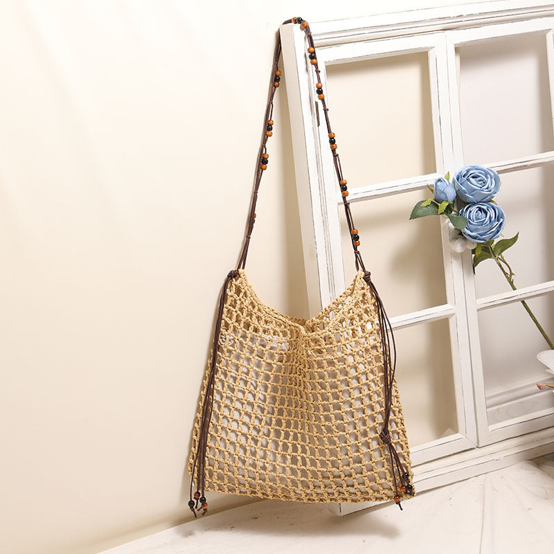 Bolso de paja tejido de verano con patrón de cordones, ideal para vacaciones en la playa. 