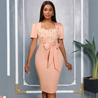 Robe cocktail moulante à col carré et rose tridimensionnel de haute qualité pour femme