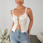 Top sexy dos nu à bretelles courtes et lacées, coutures mates et élastiques, dentelle ajourée, coupe courte.