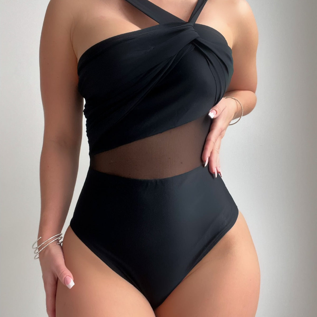 Traje de baño de una pieza con costura de malla, correa de hombro asimétrica irregular y color liso