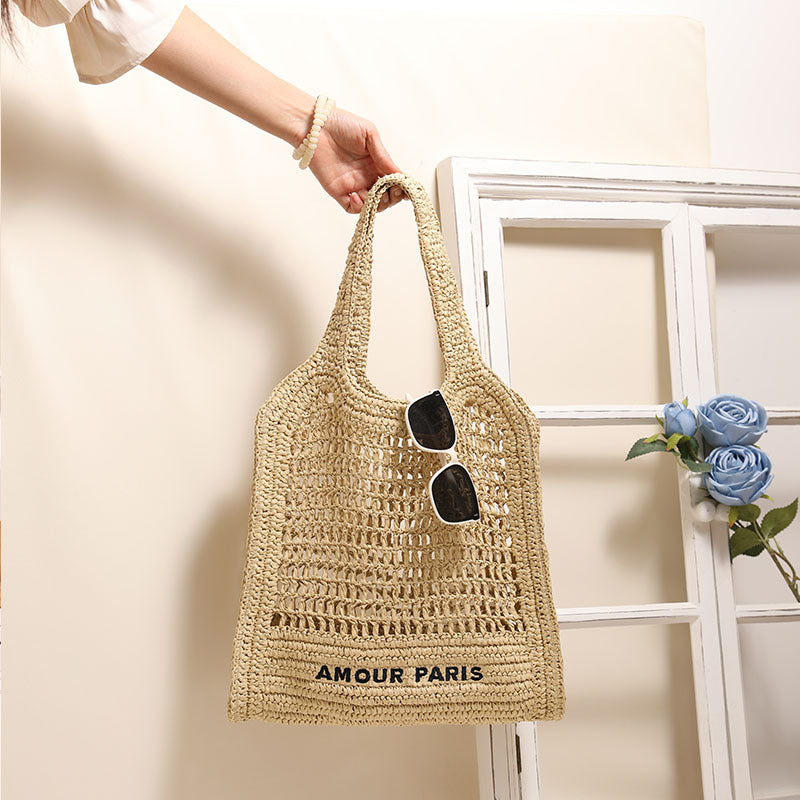 Bolso de paja tejido de verano con patrón de cordones, ideal para vacaciones en la playa. 