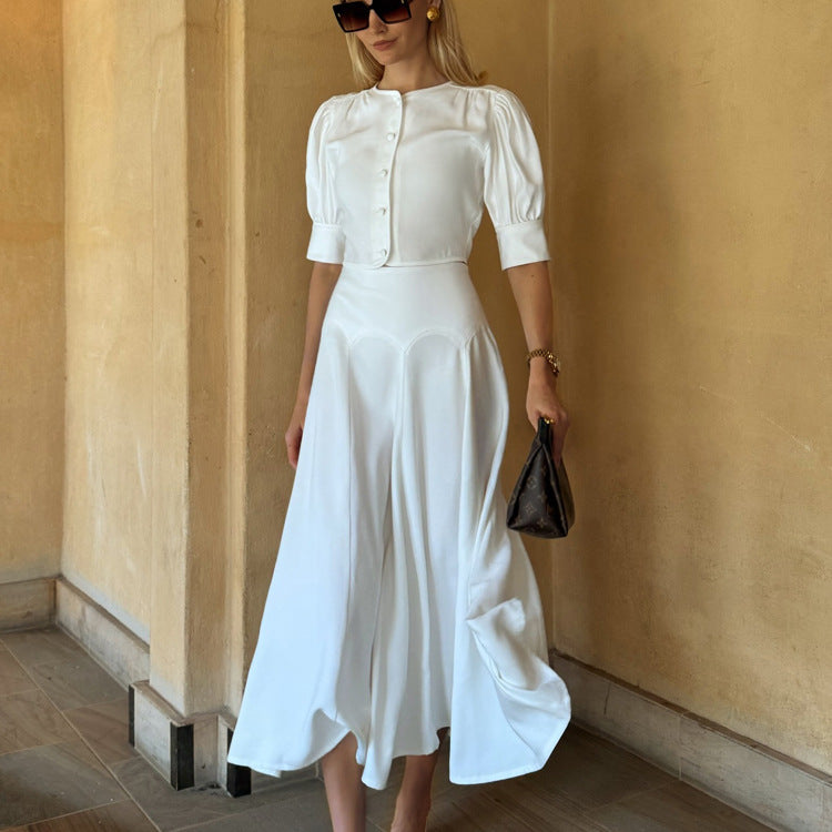 Ensemble deux pièces élégant pour femme : jupe en satin de haute qualité, haut cardigan à manches courtes et col rond.