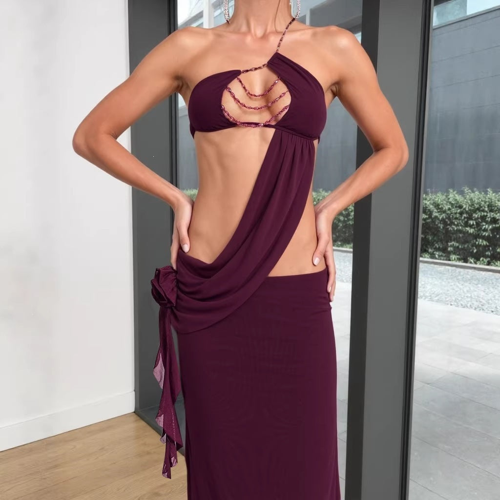 Ensemble court sexy, bandeau, collier de perles, robe florale à bretelle asymétrique