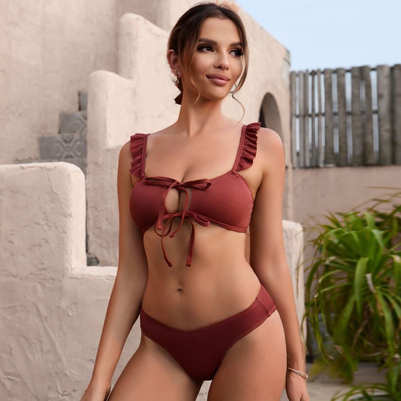 Traje de baño de bikini de color sólido con volantes y tirantes con abertura y cordones