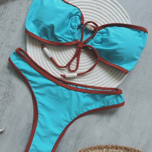 Bikini de nailon con espalda descubierta y abertura en color liso con accesorios de cuentas azules