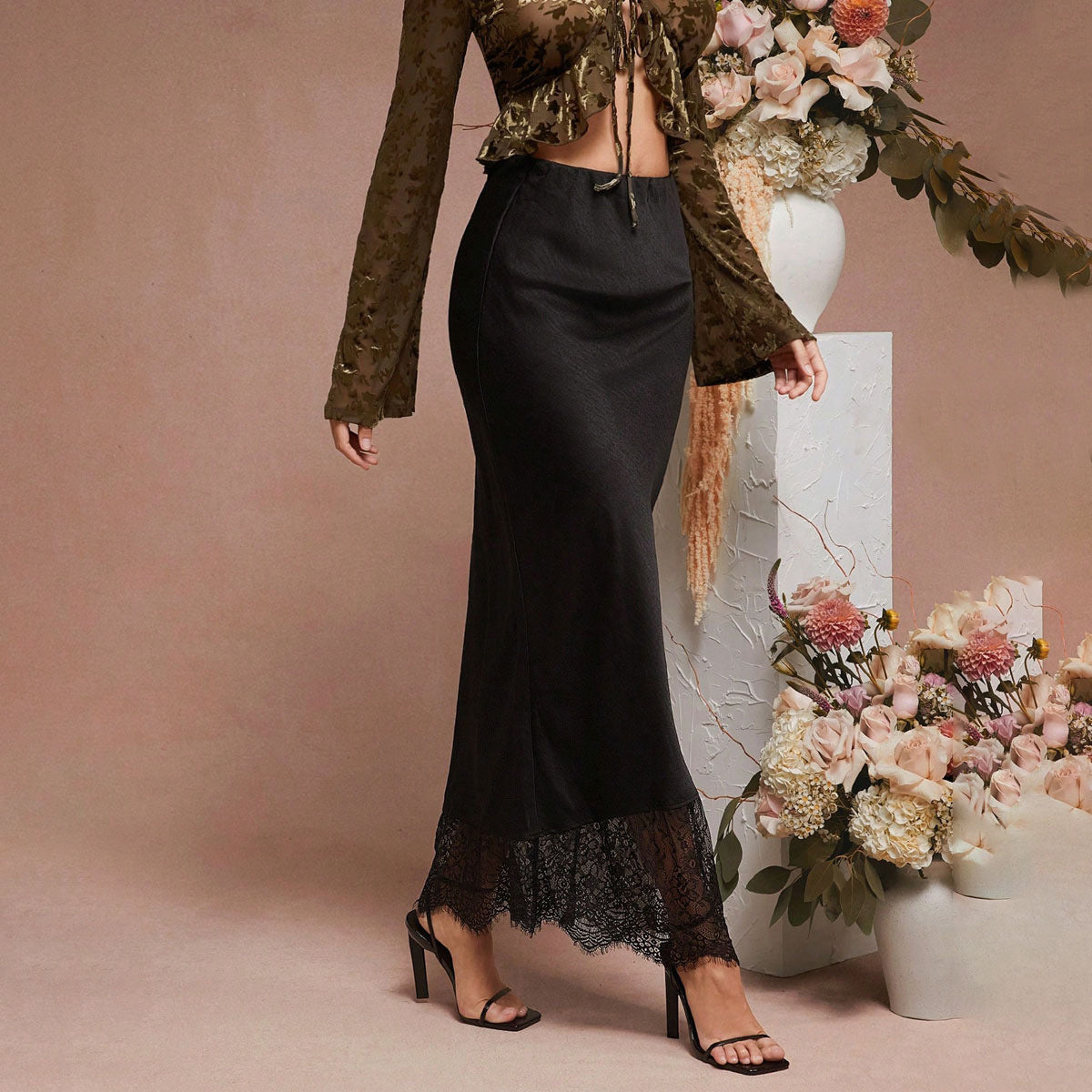 Jupe en satin avec dentelle et coutures apparentes, style mondain, vêtements pour femmes.