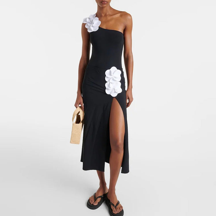 Traje de baño de una pieza con hombros oblicuos y decoración floral minimalista en contraste de color blanco y negro para mujer