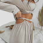 Conjunto de tres piezas de pijama cómodo de otoño con tirantes y pantalones de manga larga para el hogar.