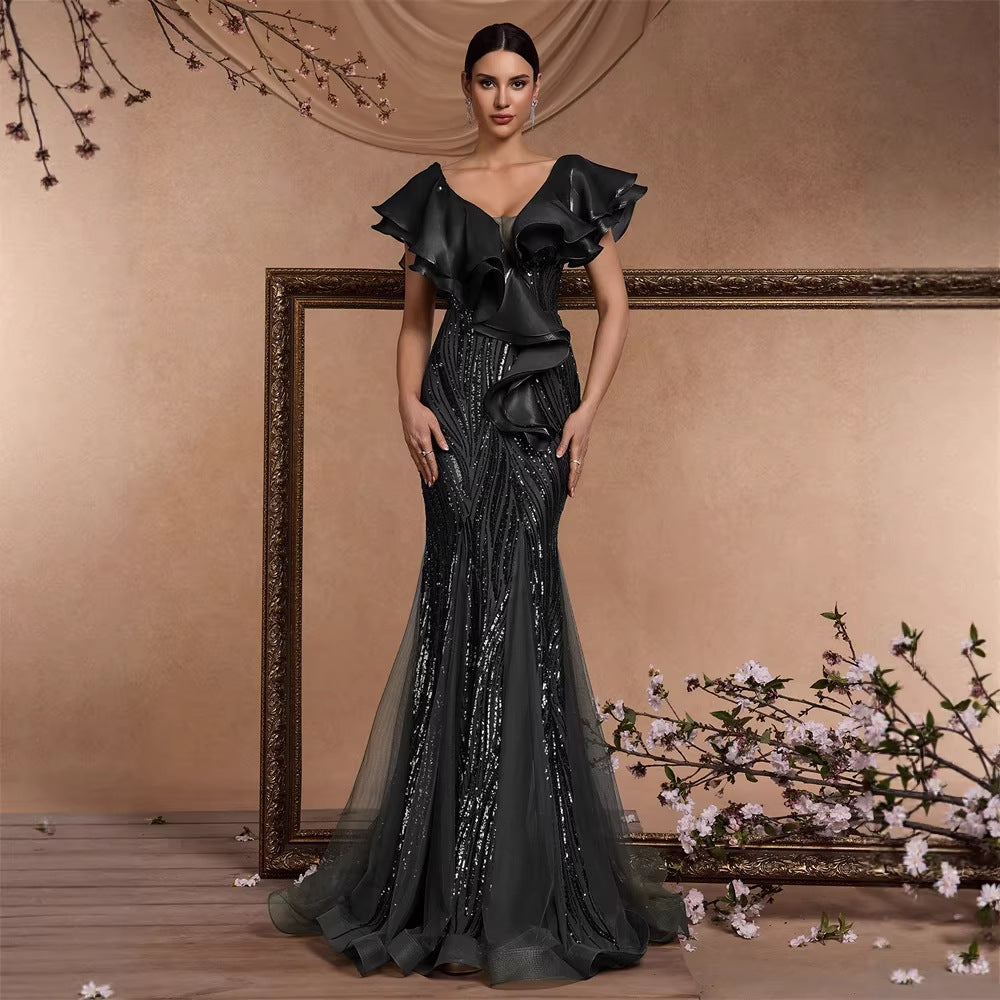 Robe de cocktail élégante à volants et sequins, dos nu, coupe sirène luxueuse, manches à volants, se terminant par un sac à dos. Idéale pour une soirée de remise de diplômes.