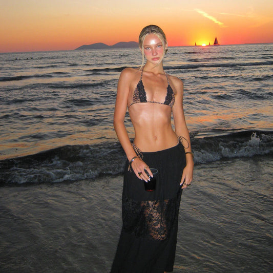 Conjunto de bikini de tres piezas con falda y cuello halter sexy con encaje y estampado de leopardo de tres puntos