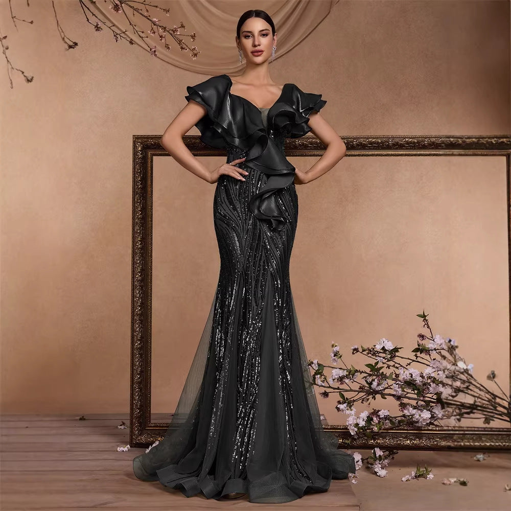 Robe de cocktail élégante à volants et sequins, dos nu, coupe sirène luxueuse, manches à volants, se terminant par un sac à dos. Idéale pour une soirée de remise de diplômes.