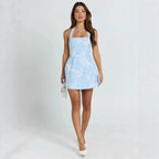 Pull bustier femme assorti à une robe courte fleurie.
