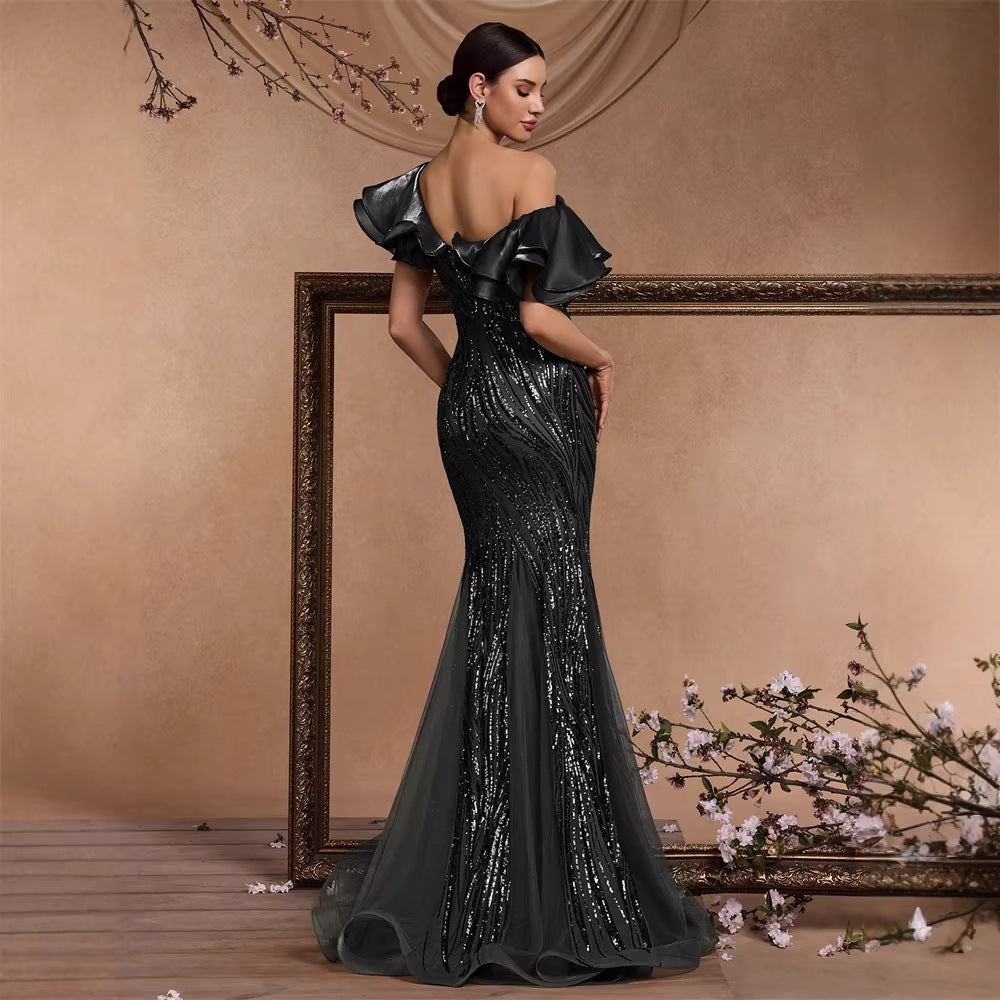 Robe de cocktail élégante à volants et sequins, dos nu, coupe sirène luxueuse, manches à volants, se terminant par un sac à dos. Idéale pour une soirée de remise de diplômes.
