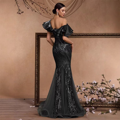 Robe de cocktail élégante à volants et sequins, dos nu, coupe sirène luxueuse, manches à volants, se terminant par un sac à dos. Idéale pour une soirée de remise de diplômes.